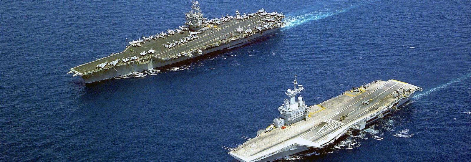 Le porte-avions Charles de Gaulle croisant avec le USS Enterprise en mer Méditerranée, en 2001.