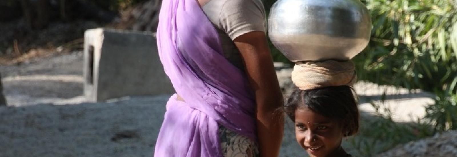 Dans les régions reculées, l’approvisionnement en eau réduit considérablement la participation des femmes à des activités rémunérées. ©DR ©DR
