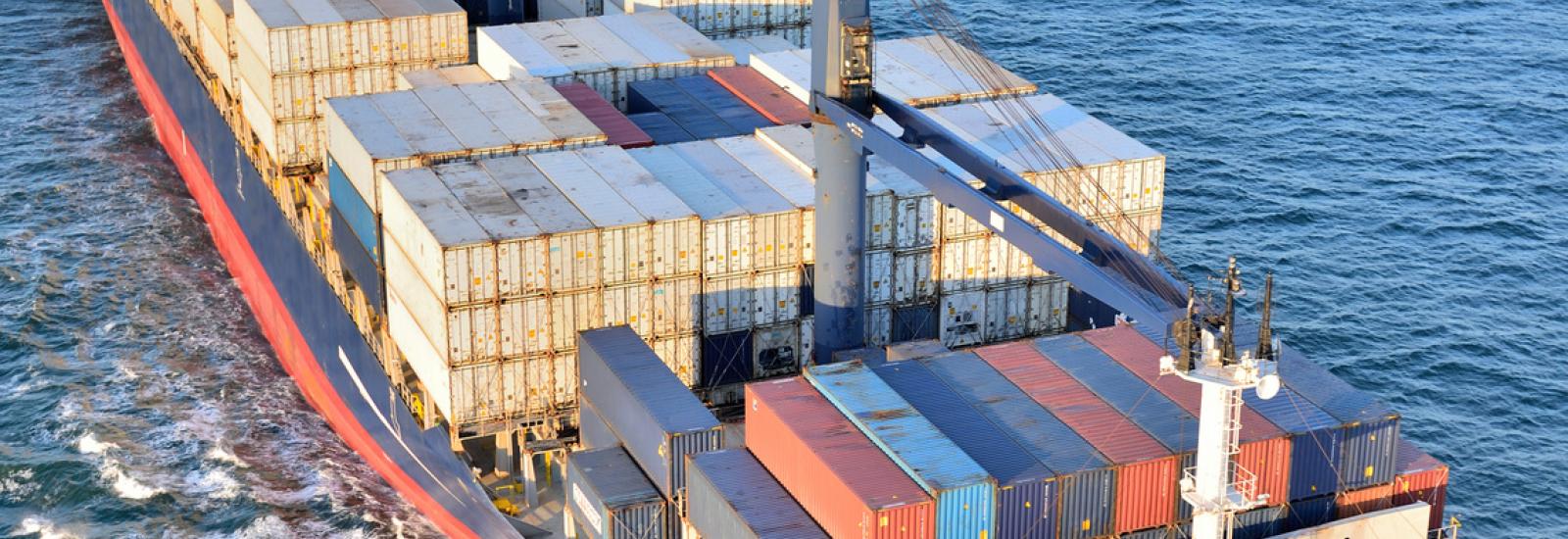 © chrisberic Transports, bateaux, containers, commerce, océans, mers, transports maritimes, marine