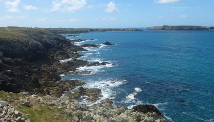 © Vuldendive/https://fr.wikipedia.org/wiki/Fichier:Baie_de_Calgrac'h,_Ouessant.JPG