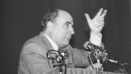 © Jacques PAILLETTE/https://commons.wikimedia.org/wiki/File:Meeting_Fran%C3%A7ois_MITTERRAND_Caen_1981.jpg